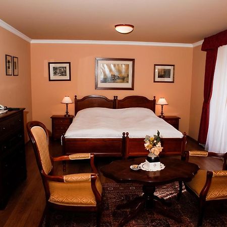 Hotel Zamek Stirin Velké Popovice Buitenkant foto