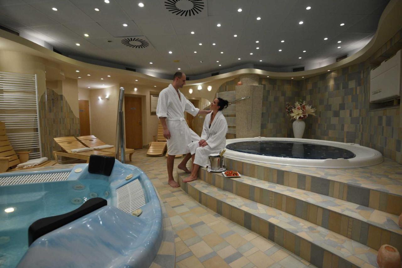 Hotel Zamek Stirin Velké Popovice Buitenkant foto