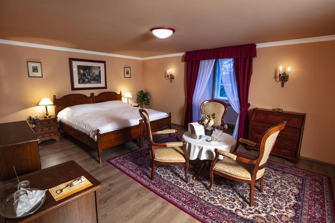 Hotel Zamek Stirin Velké Popovice Buitenkant foto