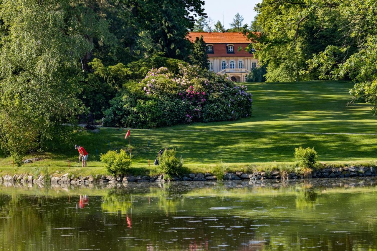 Hotel Zamek Stirin Velké Popovice Buitenkant foto