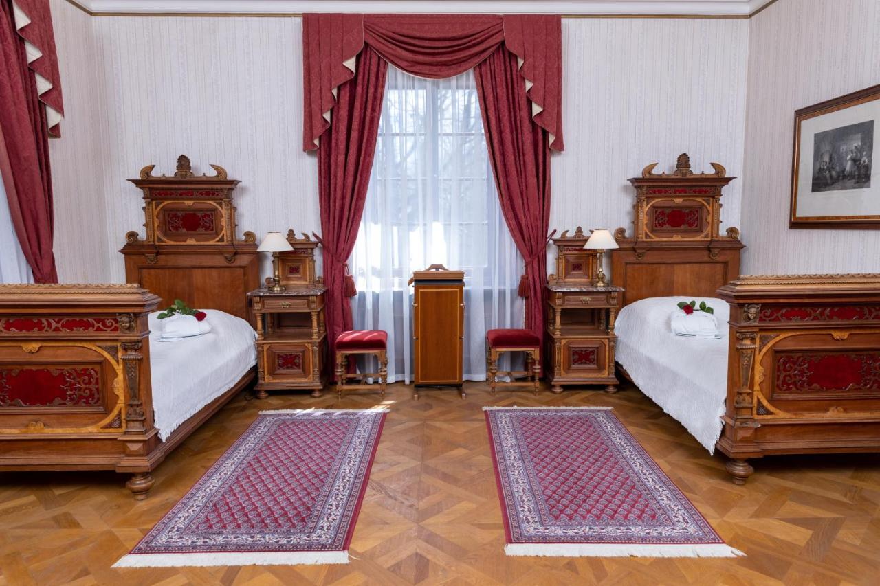Hotel Zamek Stirin Velké Popovice Buitenkant foto