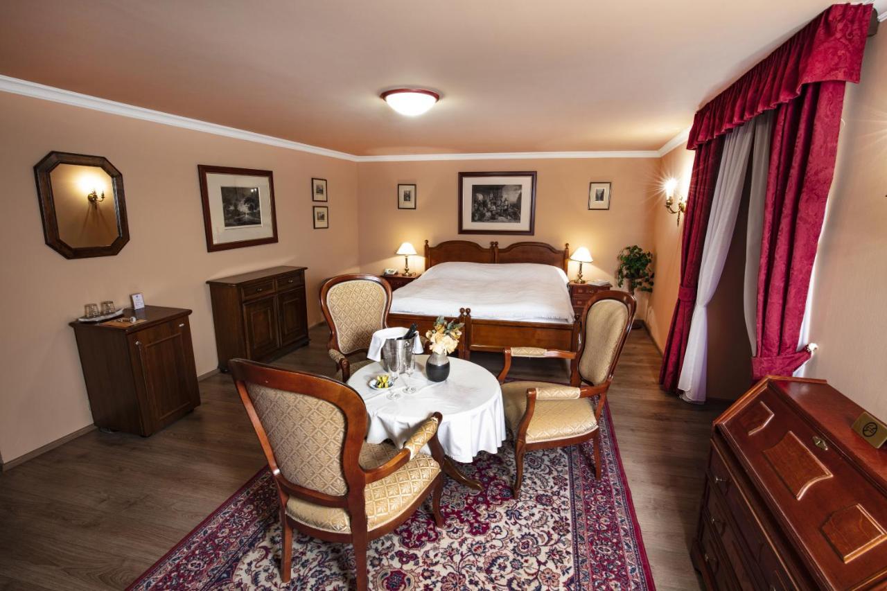 Hotel Zamek Stirin Velké Popovice Buitenkant foto