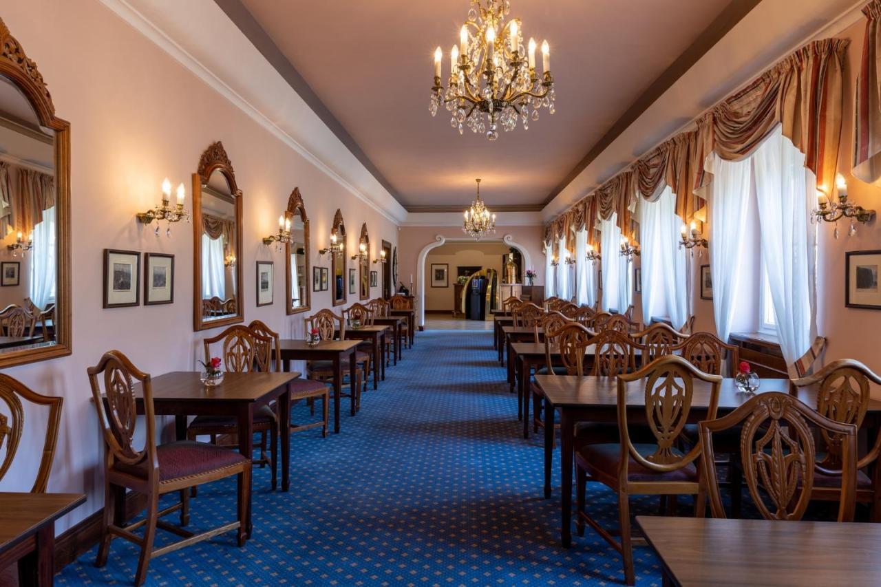 Hotel Zamek Stirin Velké Popovice Buitenkant foto