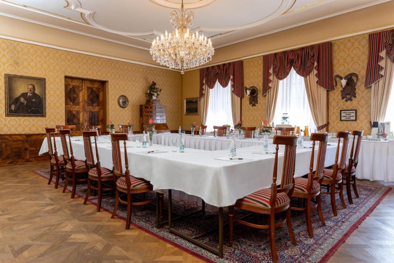 Hotel Zamek Stirin Velké Popovice Buitenkant foto