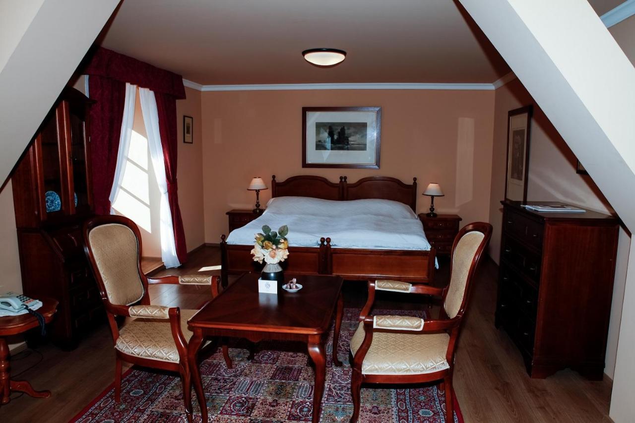 Hotel Zamek Stirin Velké Popovice Buitenkant foto