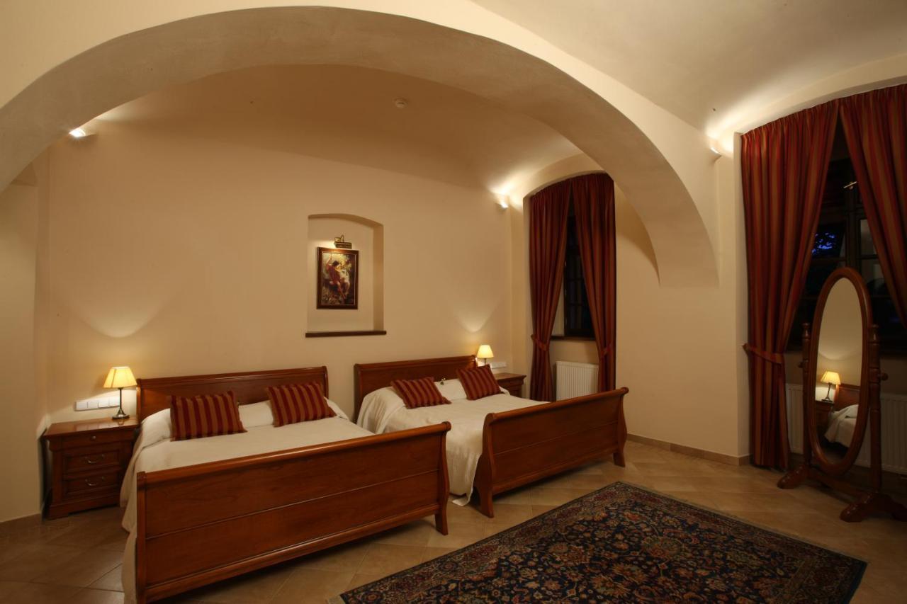 Hotel Zamek Stirin Velké Popovice Buitenkant foto