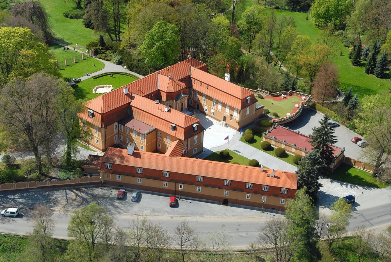 Hotel Zamek Stirin Velké Popovice Buitenkant foto